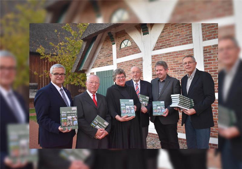 Kuratoriumsvorsitzender und Landrat Michael Roesberg, Professor Horst Dippel, Susanne Höft-Schorpp, Claus Ropers, Robert Gahde und Hans-Heinrich Quast (v. l.) halten das druckfrische Werk in ihren Händen. Foto: Vasel