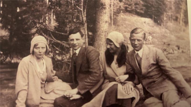 „Hungrig, dreckig und verwanzt“: Stader erzählt seine Fluchtgeschichte Kurd von Ziegners Eltern (links) mit der Schwester des Vaters und deren Mann vor dem Krieg.