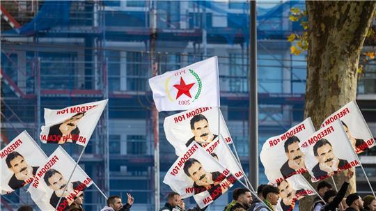 Kurden demonstrieren für die Freilassung von Abdullah Öcalan.