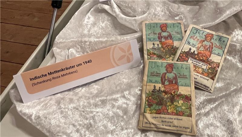 Kurios: Indische Mottenkräuter von 1940.