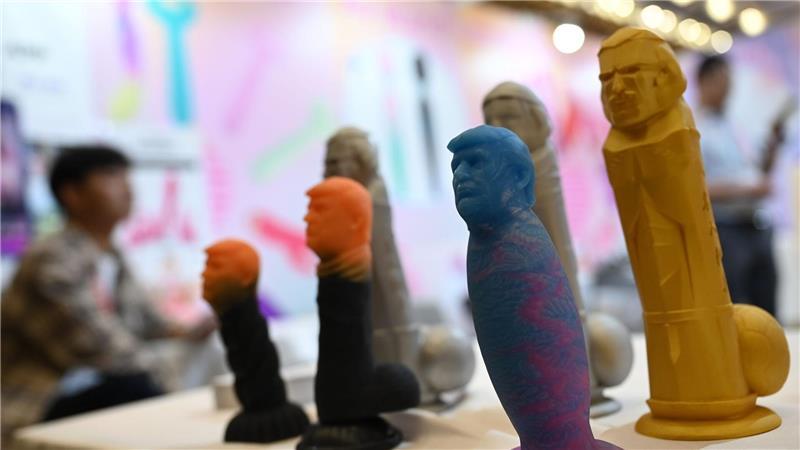 Kuriose Spielzeuge mit dem Kopf Donald Trumps waren auf der Messe auch zu finden. 