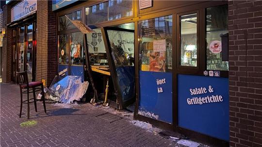 Kurioser Unfall in der Cuxhavener Innenstadt. Ein Autofahrer durchbricht die Front eines Dönerladens.