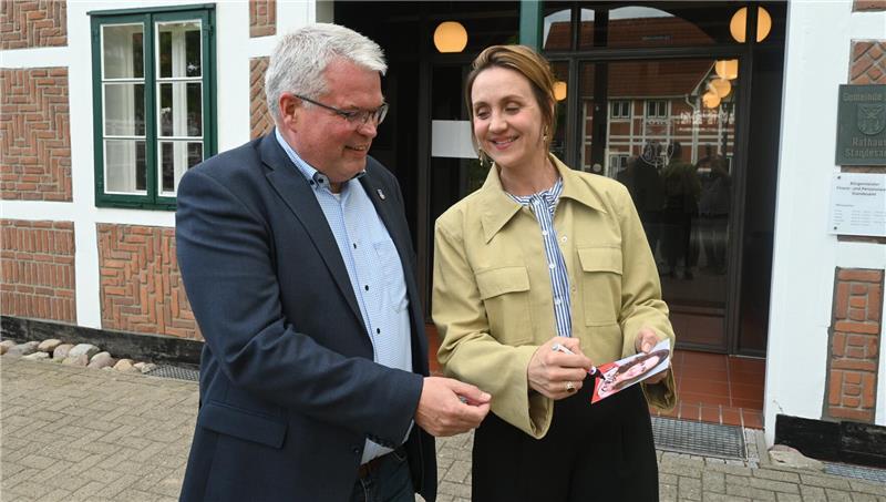 Kurioser Vorfall: Zuschauer der „Neuer Wind im Alten Land“-Filme suchten im Jorker Rathaus nach der Bürgermeisterin - obwohl sie nur fiktiv ist (im Bild: Schauspielerin Anne Roemeth mit Jorks Bürgermeister Matthias Riel).