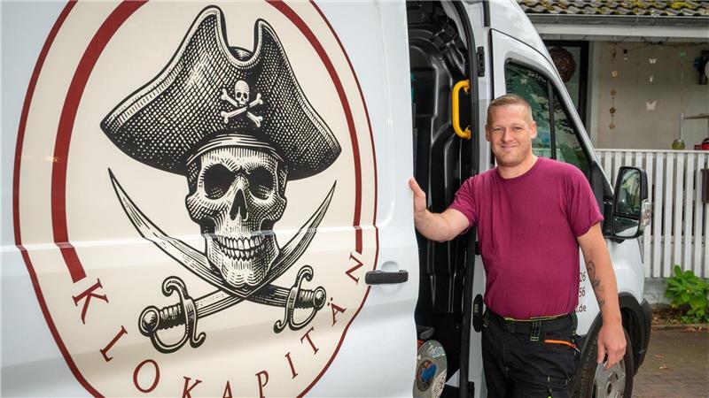 Rohrreiniger Tobias Schröer vor seinem Bus. 
