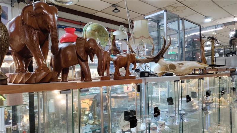 Dirk und Marinas Flohmarkthalle in Stade: Ein Paradies für Trödel-Fans Kurioses und Exotisches. In Vitrinen sind wertvolle Porzellan-Sets und Sammlertassen untergebracht.