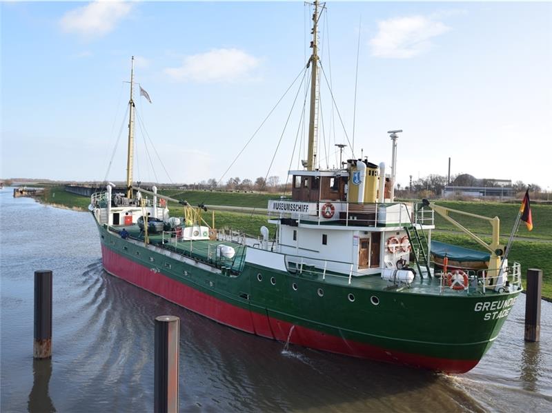 Kurs Elbe: Die Greundiek mit ihrem markanten rot-grünen Anstrich auf der Schwinge. Fotos: Strüning