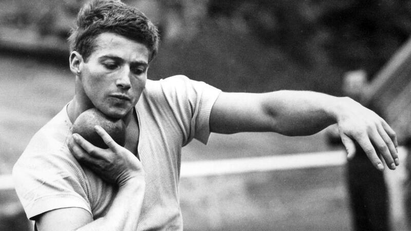 Kurt Bendlin beim Kugelstoßen.