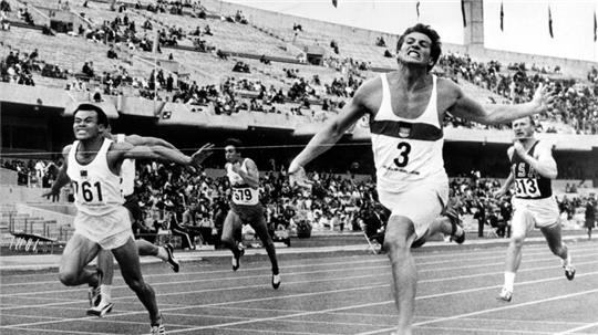 Kurt Bendlin läuft beim olympischen Zehnkampf 1968 über die Ziellinie.