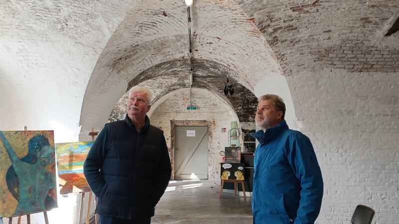 Festung Grauerort: Warum die Sanierung hunderttausende Euro kostet Kurt von Schassen (links) und Meinolf Kleinschnittger vom Verein Festung Grauerort begutachten das Gemäuer der Galerie.