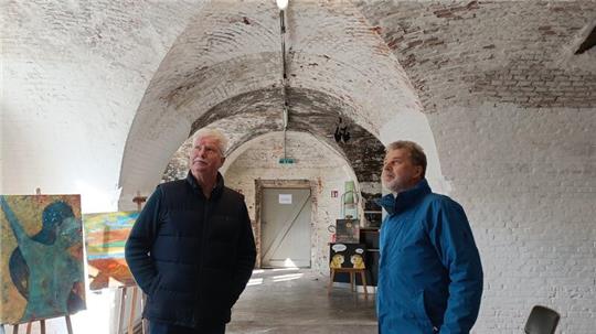 Kurt von Schassen (links) und Meinolf Kleinschnittger vom Verein Festung Grauerort begutachten das Gemäuer der Galerie.