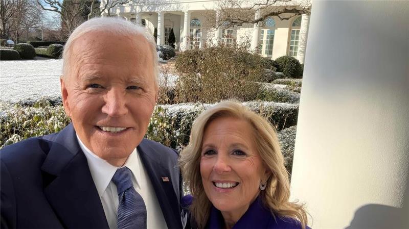 Ein Hut und Tech-Bosse: Trumps Amtseinführung in Bildern Kurz bevor sie das Weiße Haus in Washington verließen: Joe und Jill Biden machen ein Selfie.