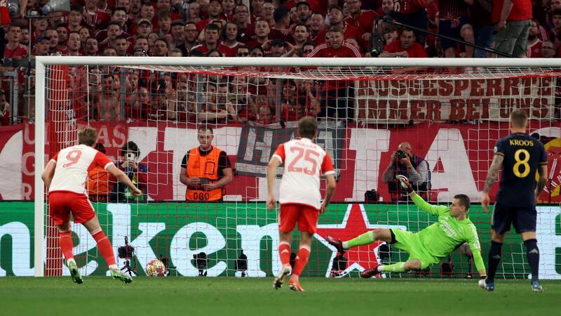 Kurz darauf erhöhte Harry Kane (l) per Elfmeter auf 2:1.