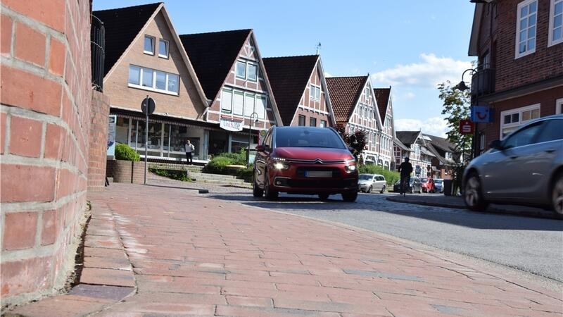 Kurz hinter dem Ortskern in Steinkirchen soll die Sanierung der L140 beginnen. Doch die Pläne stoßen auf Widerstand der Anwohner.