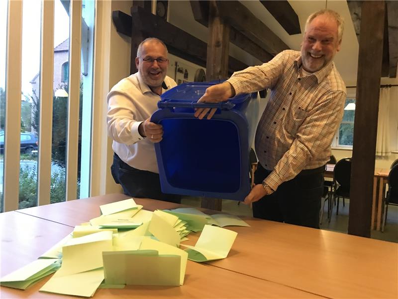 Kurz nach 18 Uhr leerten Egon Burfeindt (rechts) und Marcus Friedrich im Wahllokal II im Hamelwördener Gemeindehaus die Wahlurne.