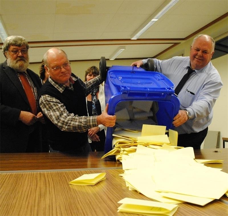 Kurz nach 18 Uhr leerten die Wahlhelfer in der Wischhafener Grundschule Dieter Hinsch, Heinz-Peter von Rönn und Egon Viehmann (von links) die Tonne mit den Stimmzetteln. Foto Helfferich