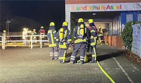 Kurz nach 21.30 Uhr rückten die Feuerwehren Assel und Drochtersen zum Schulgelände aus. Foto: Feuerwehr Drochtersen