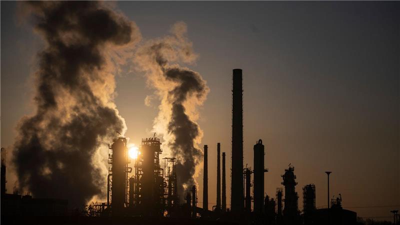 Kurz nach Ostern verkündeten die USA und Iran, dass sie sich auf eine zweiwöchige Waffenruhe geeinigt haben. Der Iran kündigte ein Ende der Blockade der für den weltweiten Öl- und Gashandel wichtigen Meerenge Straße von Hormus an. Wird der Schmierstoff der Weltwirtschaft dauerhaft wieder günstiger? (Symbolbild)