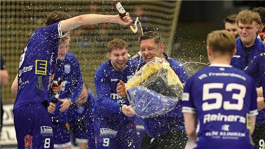 Kurz nach dem Abpfiff brechen in Fredenbeck alle Dämme. Die Spieler feiern Trainer Jörg Rademacher mit einer Bierdusche.