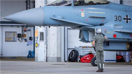 Kurz nach dem Alarm rollt der Eurofighter schon aus dem Hangar.
