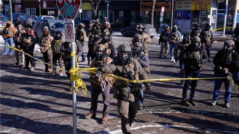 Kurz nach dem Vorfall versammelten sich Demonstranten vor Ort, die Beamten sperrten die Umgebung ab.