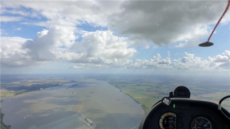 Kurz nach dem Wendepunkt bei Brokdorf auf Südkurs mit Blick auf die Elbe. Links sieht man Glückstadt.