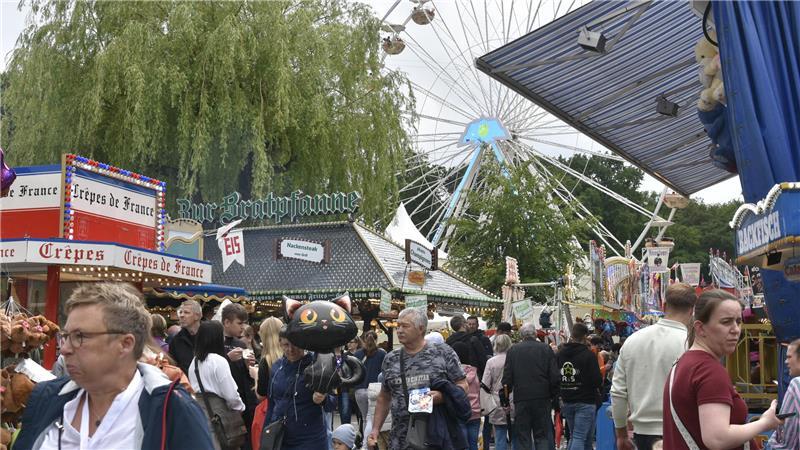 Neukloster feiert feucht-fröhlich Pfingstmarkt – mit besonderer Zeremonie Kurz nach der Eröffnung strömten die ersten Besucher auf den Markt.