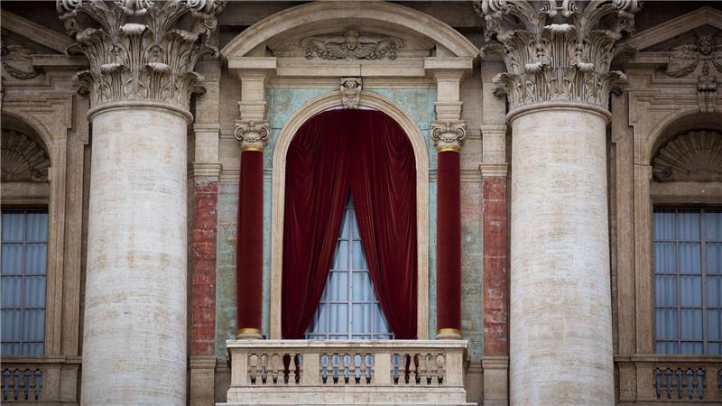 Kurz nach der Papstwahl wird sich der neugewählte Papst auf dem Balkon den Gläubigen zeigen. (Archivbild)