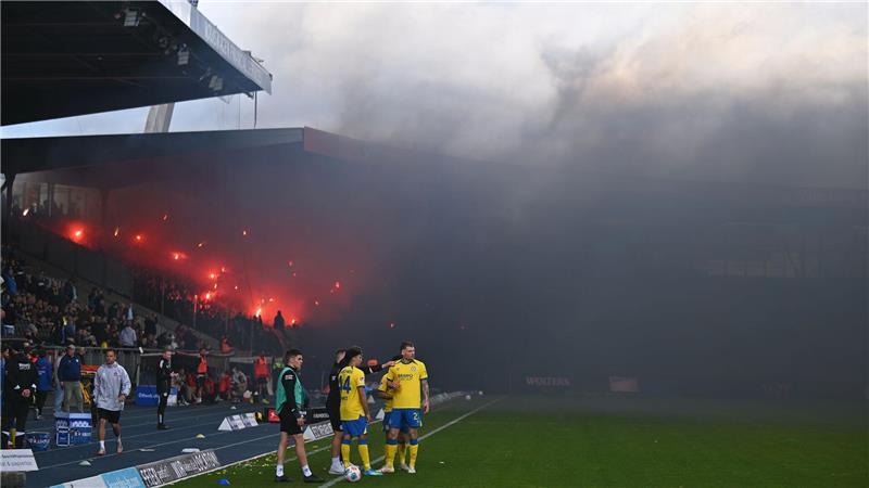 Kurz nach der Pause wurde das Spiel in Braunschweig unterbrochen.