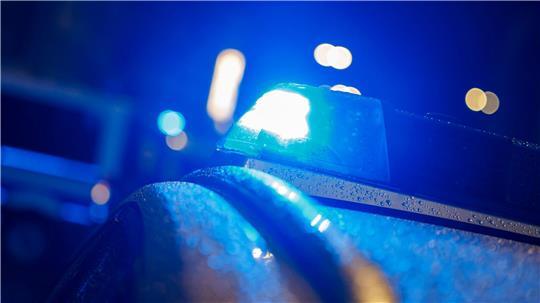 Kurz nach der Tat durchsuchte die Polizei die Umgebung nach den Tätern. (Symbolbild)