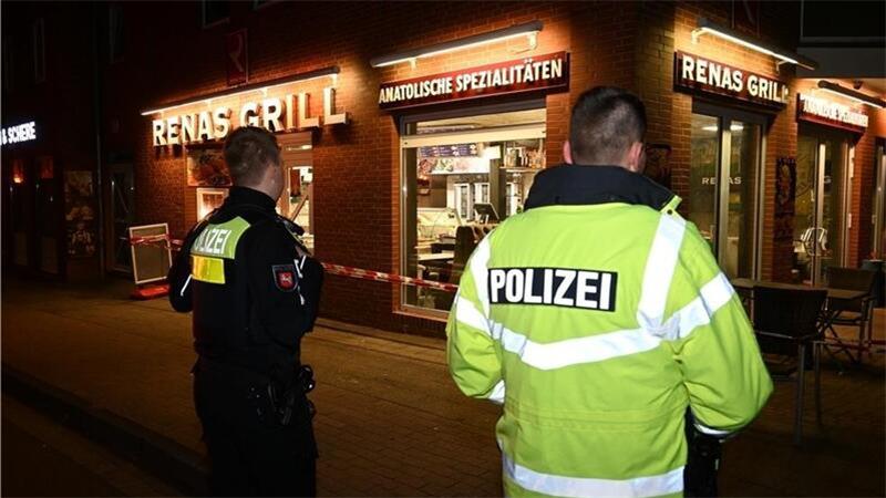 Revision verworfen: Urteil gegen Stader Imbiss-Mörder ist rechtskräftig Kurz nach der Tat sperrte den Tatort in Stade ab.