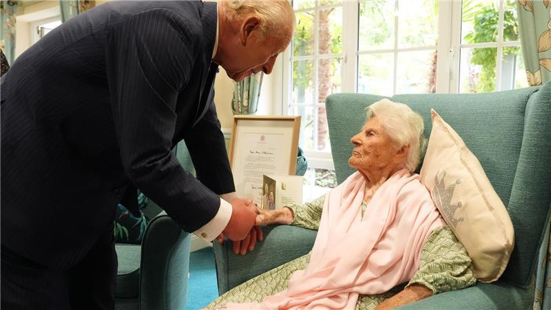 König Charles trifft älteste Person der Welt Kurz nach der Verabschiedung von US-Präsident Donald Trump traf König Charles III. in dieser Woche Ethel Caterham.