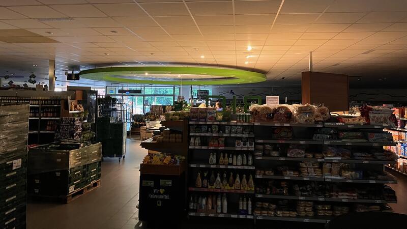 Kurz nach sechs Uhr im Oldendorfer Edeka-Markt. Nur über der Obst- und Gemüseabteilung leuchtet es.