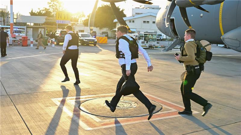 Wadephul zu Krisenbesuch in Israel - Solidarität und Warnung Kurz vor Ende des Besuchs muss Wadephul wegen eines Voralarms das Flugzeug verlassen.