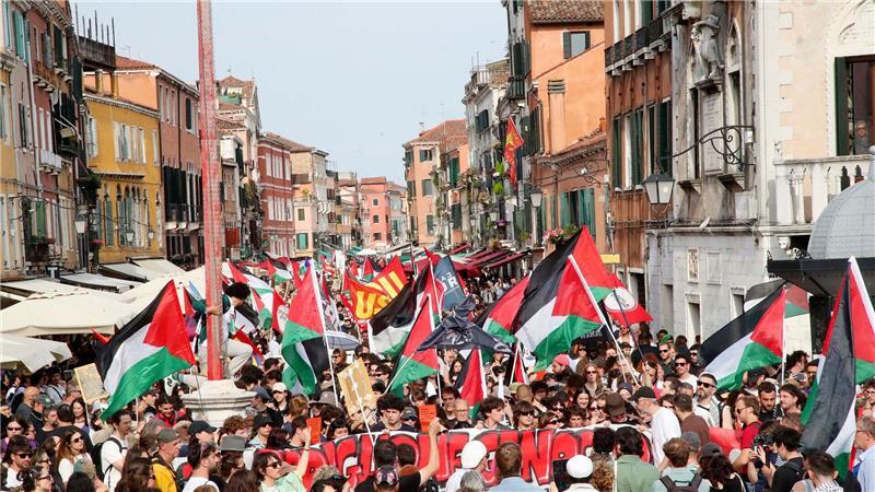 Kurz vor Eröffnung der 61. Kunstbiennale in Venedig haben rund 2.000 Menschen gegen die Teilnahme Israels protestiert.
