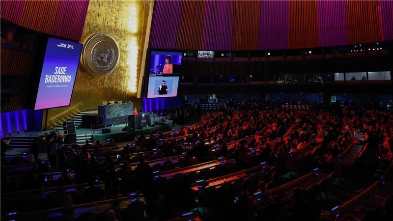 Kurz vor Eröffnung der Tagung der UN-Frauenrechtskommission erinnerten die Staatenvertreter bei den Vereinten Nationen an den Weltfrauentag am 8. März. Im weiteren Verlauf gab es Streit über eine gemeinsame Erklärung. 