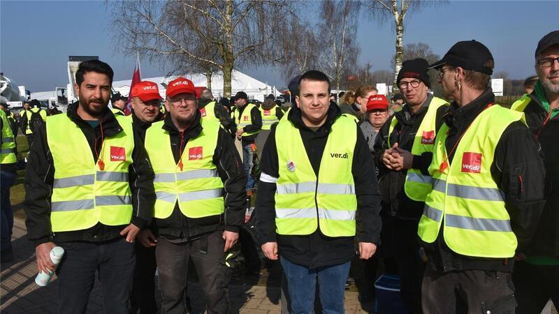 Kurz vor Mittag stehen etwa 80 Mitarbeiter vor dem Firmengelände. „Im Laufe des Tages stoßen auch Kollegen anderer Schichten dazu“, sagt ein Streikender.