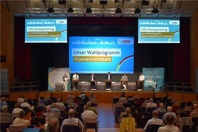 Kurz vor Schluss wurde das CDU-Wahlprogramm zur Kreistagswahl vorgestellt und einstimmig im Stadeum beschlossen. Foto: Vasel