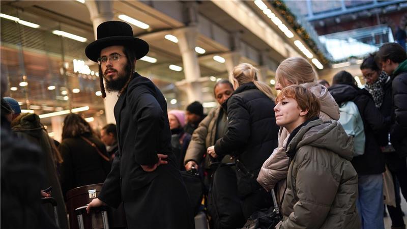 Kurz vor Silvester stranden Hunderte Menschen in Bahnhöfen wie in London St Pancras International