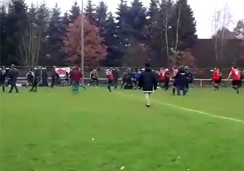 Sportgericht verhängt harte Strafen nach Skandalspiel Kurz vor Spielende stürmten einige Zuschauer auf den Platz und lieferten sich Rangeleien mit den Spielern beider Teams.