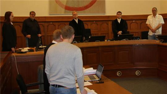Kurz vor Verhandlungsbeginn der 2. Großen Strafkammer unter Vorsitz von Richter Berend Appelkamp beim Landgericht in Stade dreht der 28-jährige Angeklagte der Kamera den Rücken zu.
