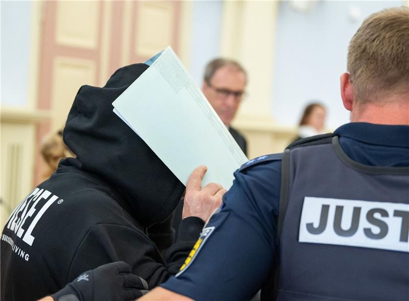Mann wollte wohl ganzen Freundeskreis töten Kurz vor Weihnachten 2022 soll der Mann in seine Nichte erdrosselt und ihre Leiche im Garten vergraben haben. Wenige Tage später soll er einen Freund von ihr erschossen haben.