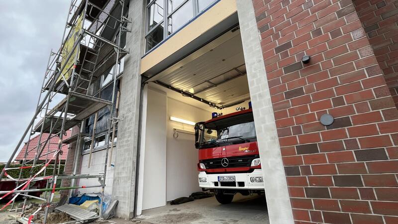 Irritation um Baugenehmigung: So läuft der Feuerwehrhaus-Umbau in Mittelnkirchen Kurz vor Weihnachten konnte das Feuerwehrfahrzeug wieder im Gerätehaus geparkt werden.