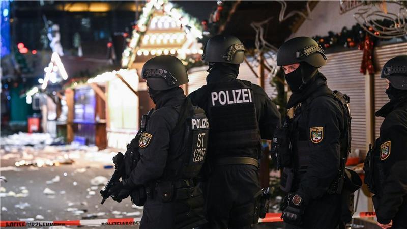 Kurz vor Weihnachten war ein 50-Jähriger aus Saudi-Arabien mit einem Auto über den Magdeburger Weihnachtsmarkt gerast. (Archivbild)