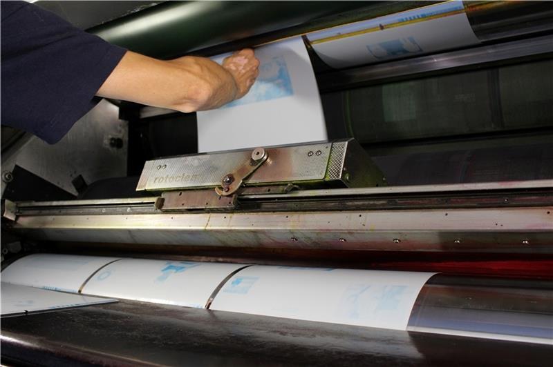 Kurz vor dem Andruck spannt Dieter Hilck die Druckplatten ein.