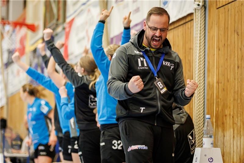Überraschung in dritter Liga: VfL Stade schlägt den Meister Kurz vor dem Ende wurde es eng - wenig später durfte VfL-Trainer Dennis Marinkovic einen unerwarteten Sieg bejubeln. Foto: Struwe