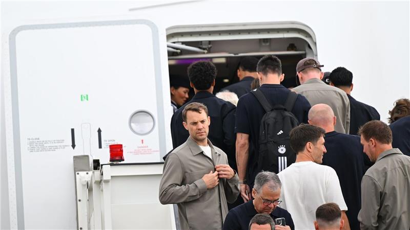 Nagelsmann zurück auf Los und Völlers Chicago-Erinnerungen Kurz vor dem Start: Torwart Manuel Neuer (l) und Co. starten die WM-Mission.