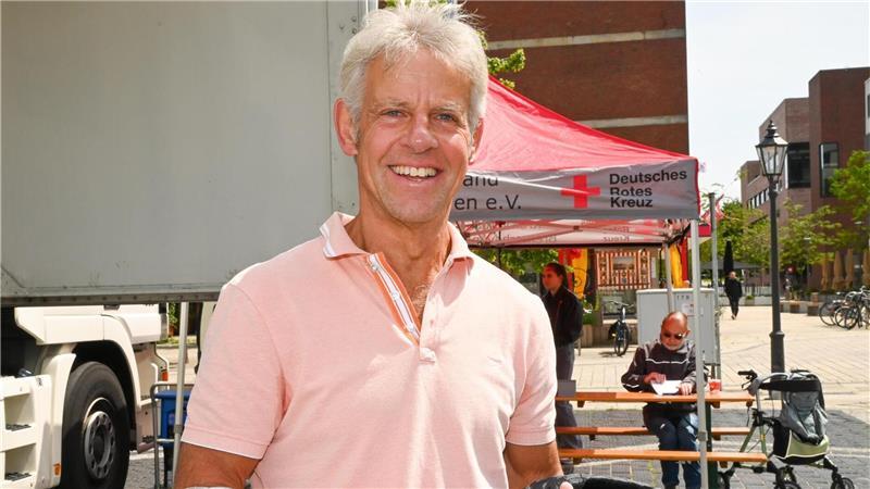 Kurz vor dem Weltblutspendetag am 14. Juni bat das DRK auf dem Theodor-Heuss-Platz zum Aderlass. Uwe Steinlein half gern.