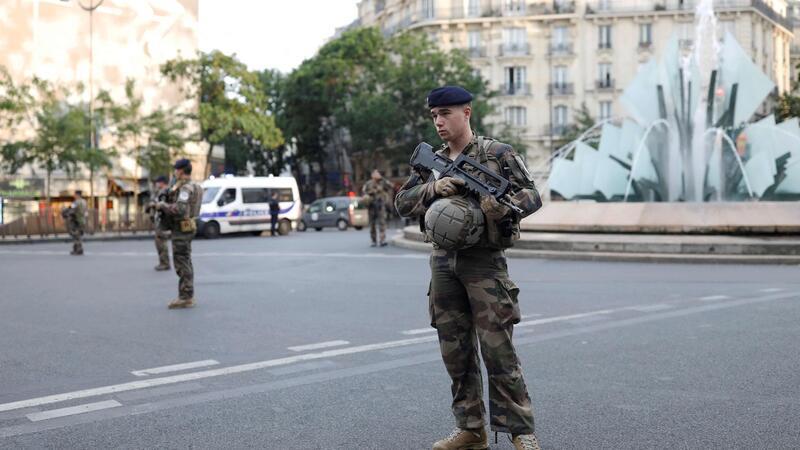Kurz vor den Olympischen Spielen in Paris befinden sich viele Militärkräfte in der Stadt, die nach dem Unfall die Umgebung absichern.