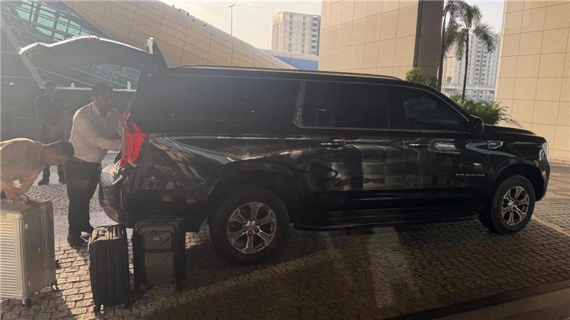 Kurz vor der Abfahrt: Tidiks Gepäck wird in den SUV nach Oman geladen.