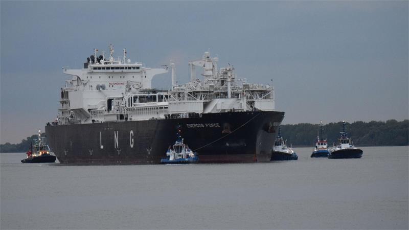 Sie ist wieder da: LNG-Schiff liegt jetzt wieder in Stade-Bützfleth Kurz vor der Ankunft: Vier Schlepper ziehen die Energos Force seit ihrer Einfahrt in die Elbmündung und bringen sie jetzt an ihren Liegeplatz.